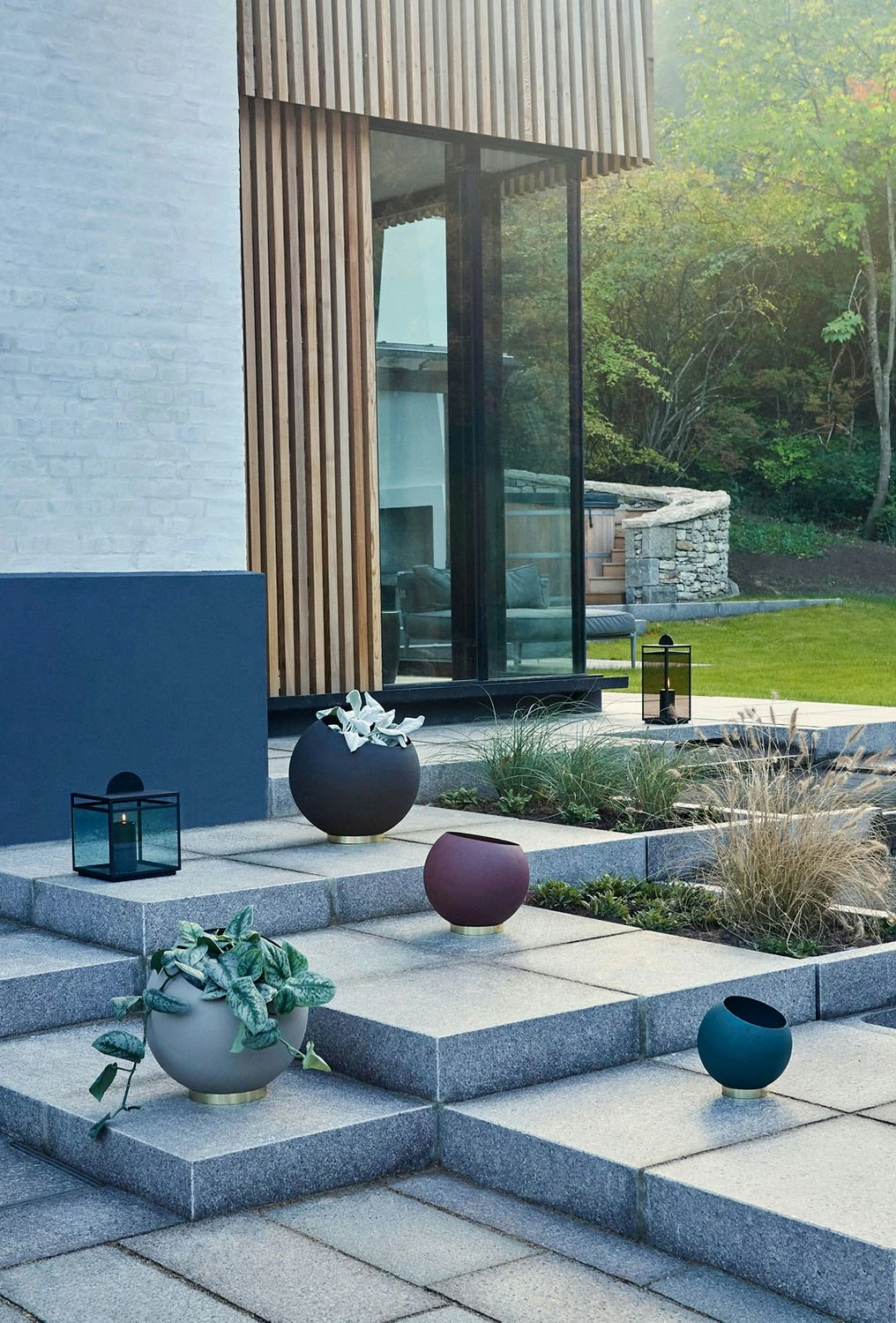 Front Page -Sagaform Shop aytm globe flower pot black 9 3