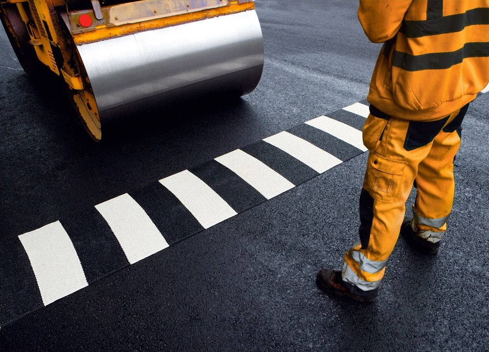 Bob Rug 70x120 Cm, Black/Vanilla 6 Bob Rug 70x120 Cm, Black/Vanilla - Image 4