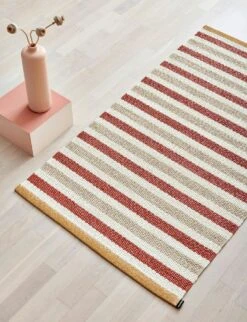 Teo Rug Brick Red / Beige / Vanilla, 140x200 Cm -Sagaform Shop pappelina teo rug brick red beige vanilla 1 3